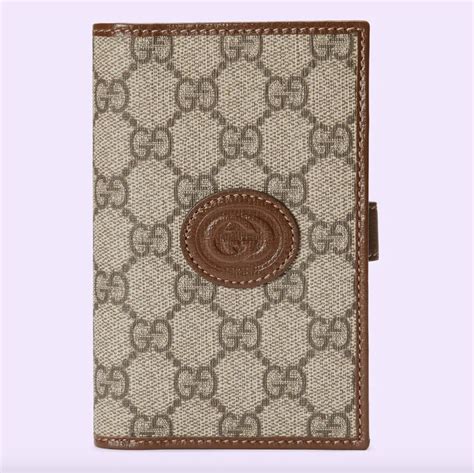 étui passeport gucci|9 Luxurious Gucci Passport Holder Picks .